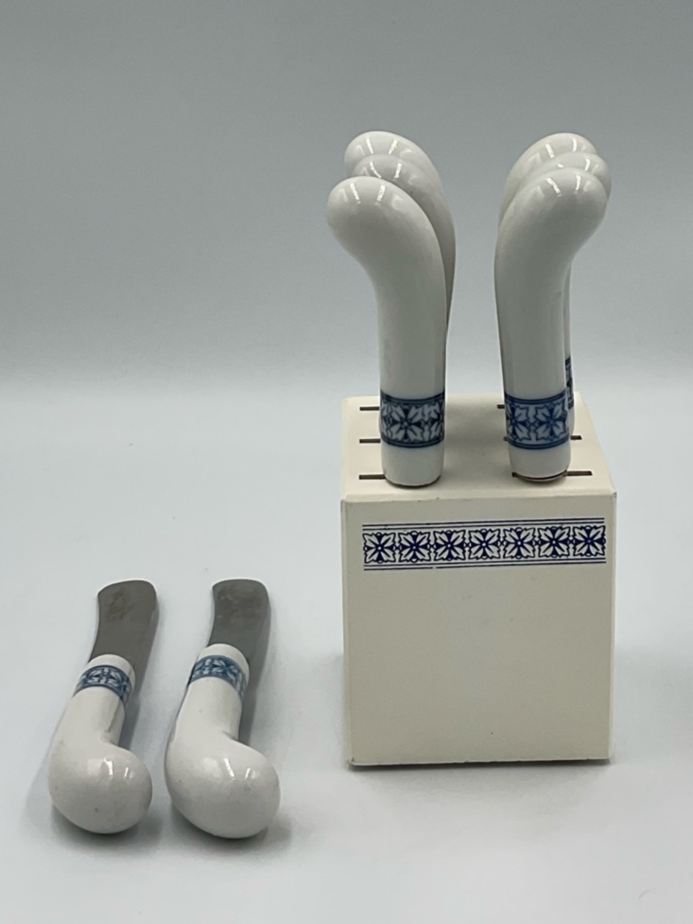 Vntg Ceramic Canape Butter Knives - Blue & White w/ Matching Woodblock Set of 8